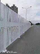 沖孔圍擋的設(shè)計有哪些特點？【旭東圍擋】