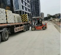 圍擋基礎(chǔ)塊的具體材質(zhì)有哪些，各自的優(yōu)缺點是什么？【旭東圍擋】