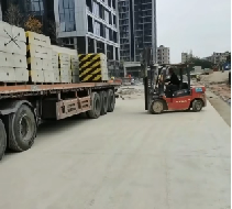 圍擋基礎(chǔ)塊與預(yù)制混凝土立柱相比有什么區(qū)別？【旭東圍擋】